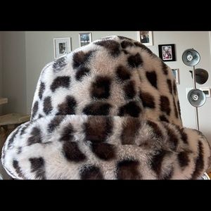 urban outfitters cheetah print bucket hat